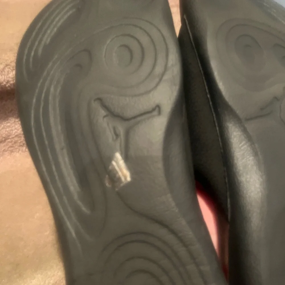 Jordan slides size 9 black. Beautiful and in great condition. So comfortable! - Picture 4 of 7